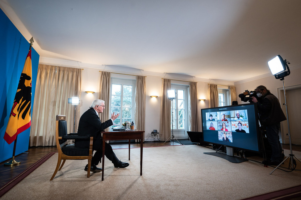 Bundespräsident Frank-Walter Steinmeier spricht bei der zweiten 'Bürgerlage' per Videoschalte mit Bürgerinnen und Bürgern zu ihrer Lage in der Pandemie im Südsalon von Schloss Bellevue 